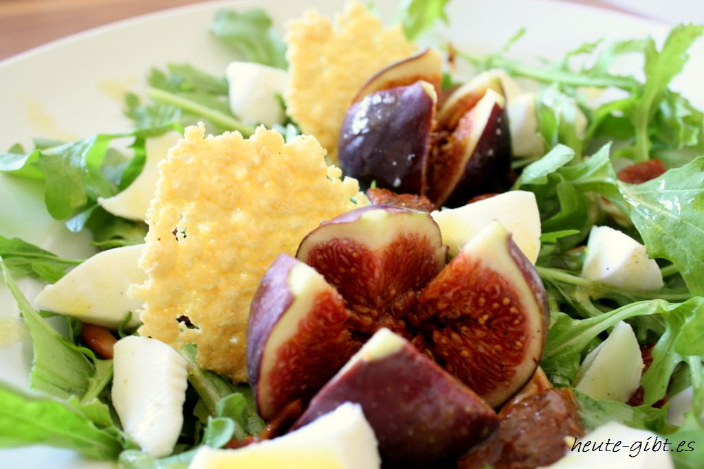 Sommerlicher Salat – mit Feigen und Parmesanchips
