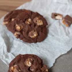 Schokoladige Cookies mit Snickers