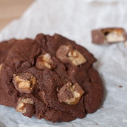 Leckere Cookies mit Schokolade und Erdnuss-Karamell-Riegel