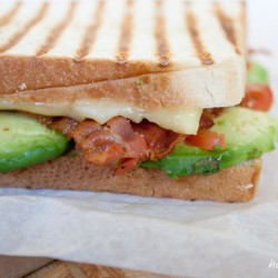 Sandwich mit Tomate und Avocado