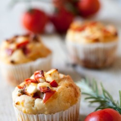 Muffins mit Tomate und Feta