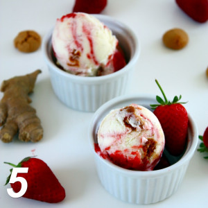 Ingwer-Zitronen-Mascarpone-Eis mit Erdbeer-Swirl und Amarettini