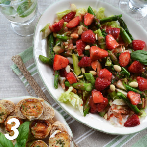 Spargel-Erdbeer-Salat mit Ziegenkäsetaler