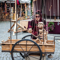 Künstler Mittelaltermarkt Skelett
