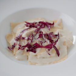 Ravioli con Radicchio - Thymian-Käse-Soße