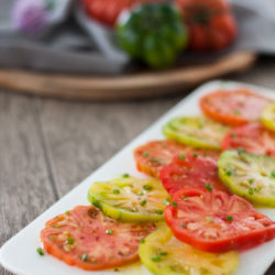 Italienischer Salat mit Marinda Tomaten. Einfach und schnell zubereitet. Rezept auf www.heute-gibt.es