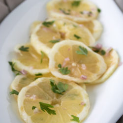 Leichter Salat mit Zitronen aus Italien. Dieses sommerliche Gericht wird auf Sizilien beim Grillen oder für ein leckeres Menü serviert. Das Rezept gibt es auf www.heute-gibt.es