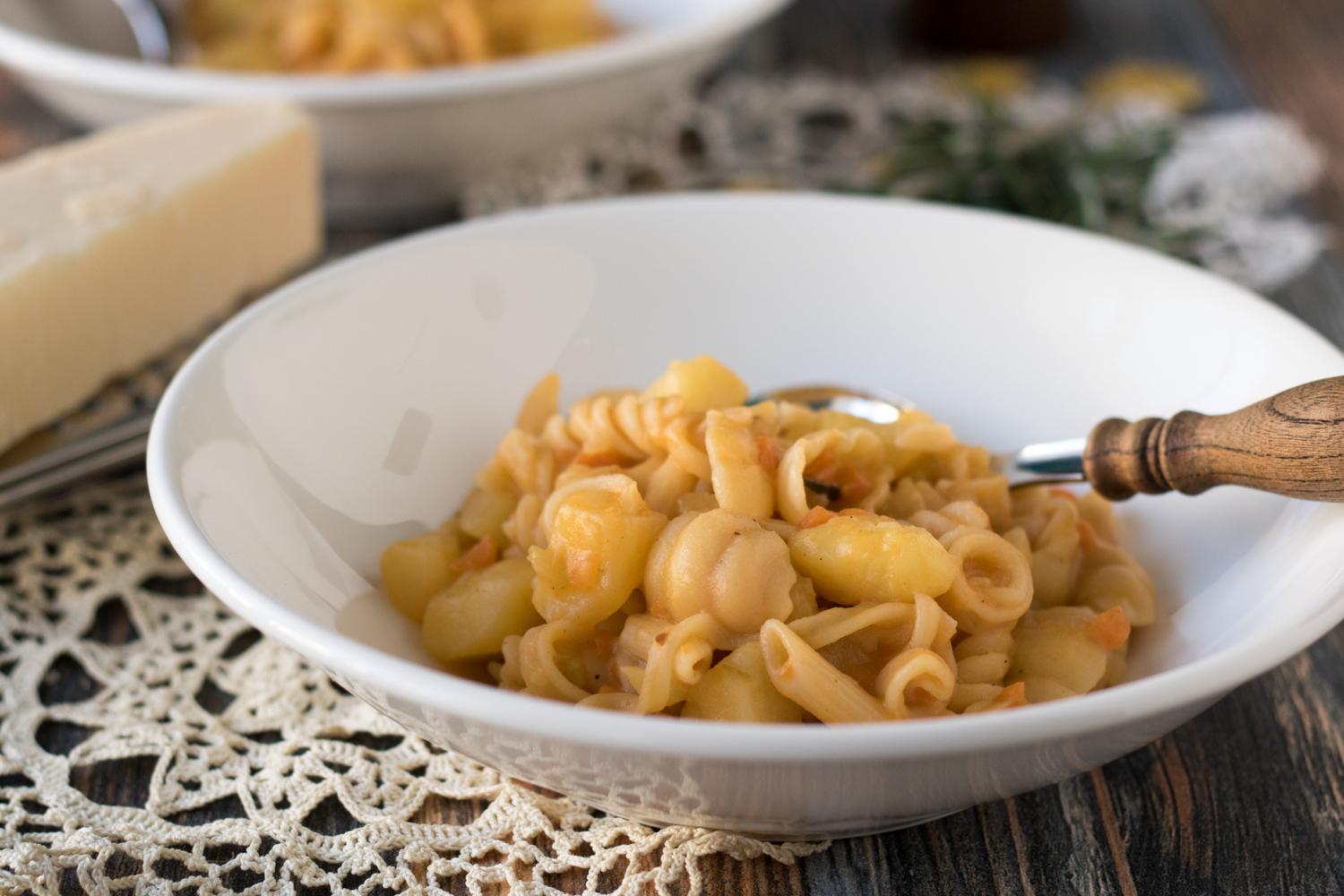 Rezept für den Pastaklassiker aus Italien: Pasta e patate alla napoletana. Ein einfaches Nudelgericht (One Pot Gericht), das als erster Gang serviert wird. Kartoffeln dienen hier als Hauptzutat.