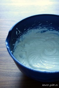 Joghurt, Mascarpone und Vanillinzucker werden zu einer Creme