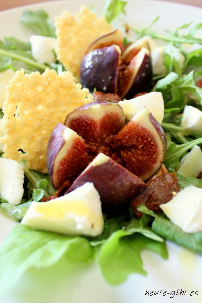 Sommerlicher Salat mit Feigen, Mozzarella und Parmesanchips