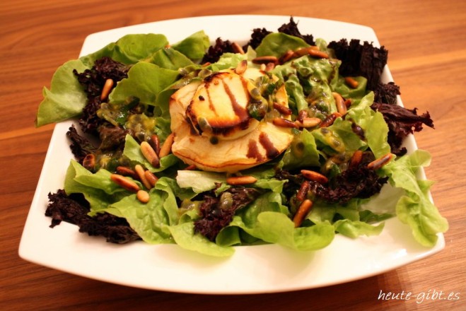 sommerlicher Salat mit gratiniertem Ziegenkäse