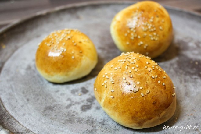 selbstgebackene Burger Brötchen