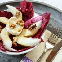 Radicchiosalat mit Birnen und Ziegenkäse, abgerundet mit gerösteten Walnüssen