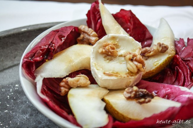 Radicchiosalat mit Birnen, Walnüsse und Ziegenkäse