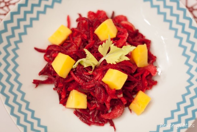 Salat mit Roter Bete, Äpfel und Mango