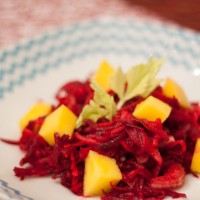 Leckerer Salat mit Roter Bete und Mango