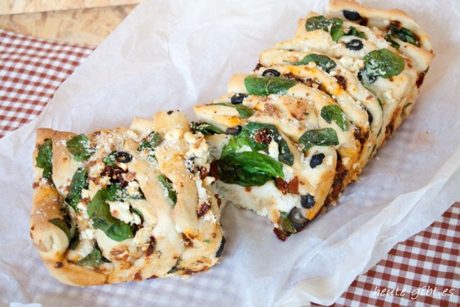 Zupfbrot mit Tomaten, Feta, Oliven und Spinat