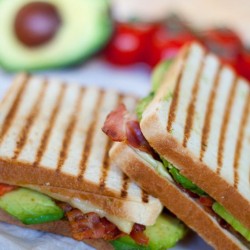 Sandwich mit Avocado und Bacon