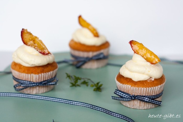 Thymian-Zitronen-Cupcakes mit glasierten Nektarinen