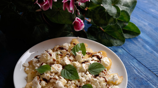 Salat aus Pfirsichen und Feta