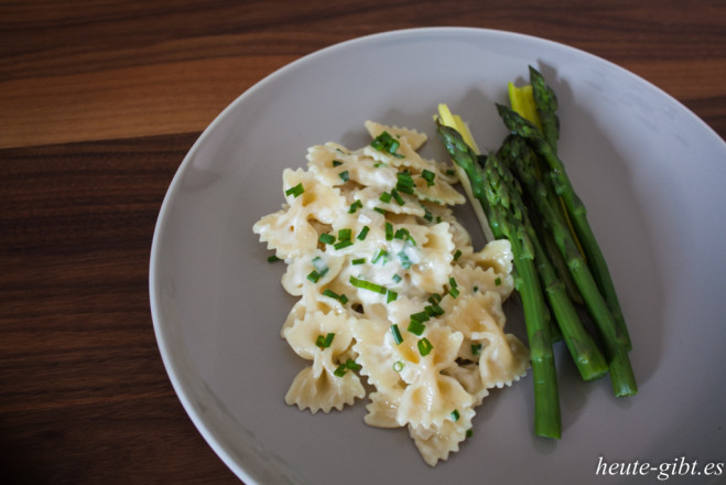 Farfalle mit grünem Spargel und Ziegenkäsesauce