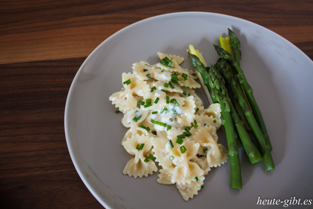 Farfalle mit Spargel und Ziegenkäsesauce