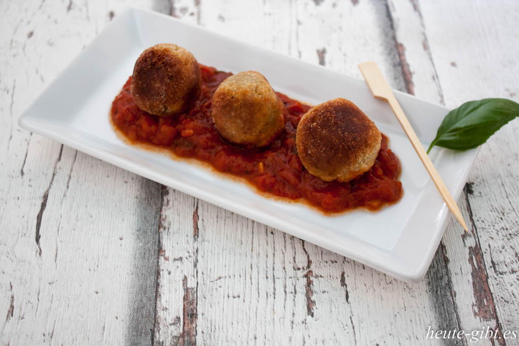 Polpette di melanzane con sugo di pomodoro