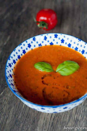 Suppe mit Tomaten, Basilikum und Mozzarella