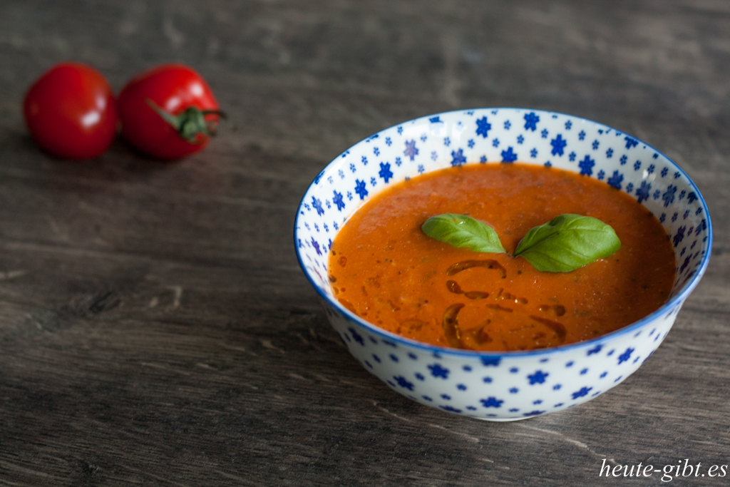 Tomatensuppe mit Mozzarella und Basilikum