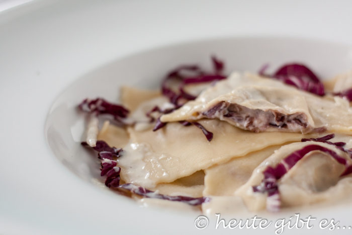 Ravioli con Radicchio - Thymian-Käse-Soße