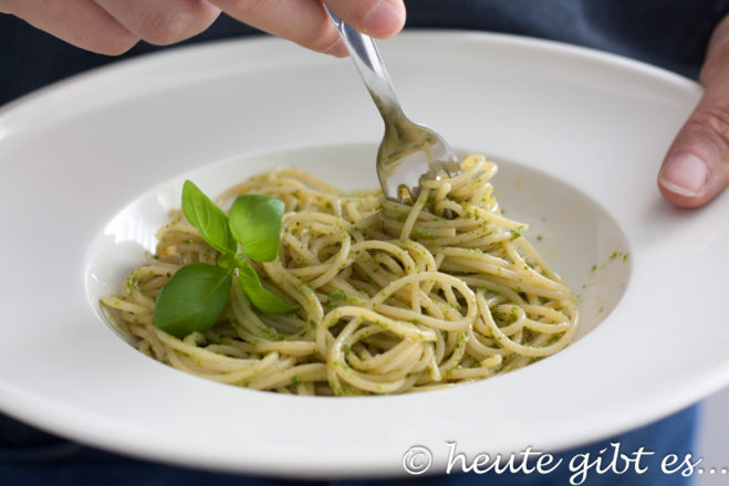 Pasta mit selbstgemachtem Basilikumpesto