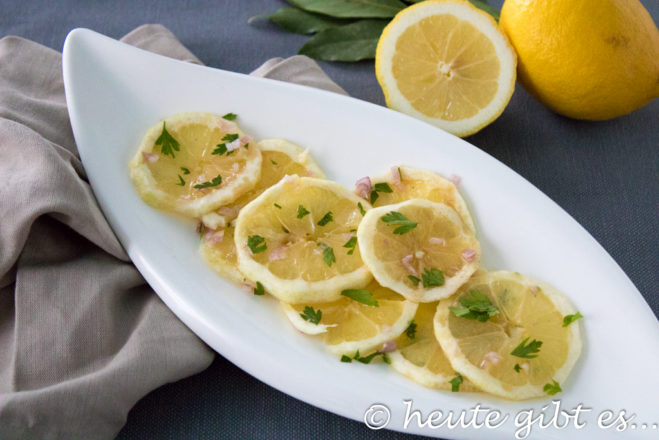 Leichter Salat mit Zitronen aus Italien. Dieses sommerliche Gericht wird auf Sizilien beim Grillen oder für ein leckeres Menü serviert. Das Rezept gibt es auf www.heute-gibt.es