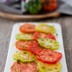 Italienischer Salat mit Marinda Tomaten. Einfach und schnell zubereitet. Rezept auf www.heute-gibt.es