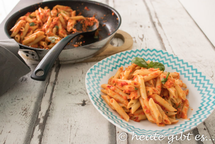 Schnelle Pasta mit veganer Paprikasoße