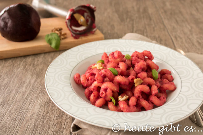 Leckere Pasta mit Roter Bete. Ein 15 Minuten Gericht mit einer knalligen Farbe. Ideal als Feierabendgericht oder wenn es mal schnell gehen muss.