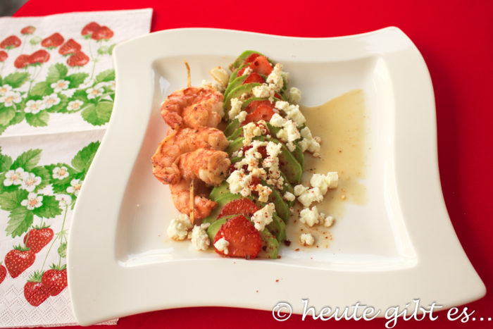 Avocado-Erdbeer-Carpaccio mit Feta und Garnelenspieß