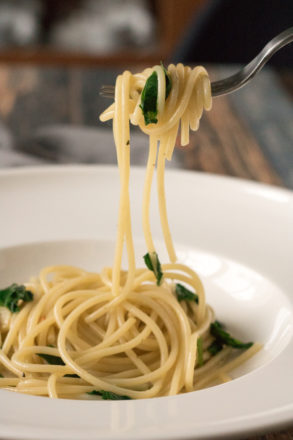 Schnelles und leichtes Nudelgericht, leckere Spaghetti mit frischem Bärlauch. Ideal für den Frühling.