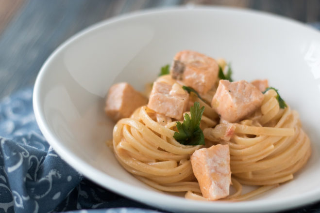 Rezept für leckere Nudeln mit Lachs und Sahnesoße. Die italienische Pasta ist schnell und einfach zubereitet.