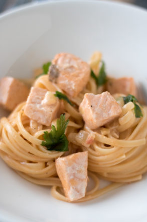Rezept für leckere Nudeln mit Lachs und Sahnesoße. Die italienische Pasta ist schnell und einfach zubereitet.