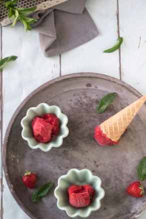 Rezept für ein erfrischendes Erdbeer-Minz-Sorbet mit und ohne Eismaschine. Perfekt für den Sommer