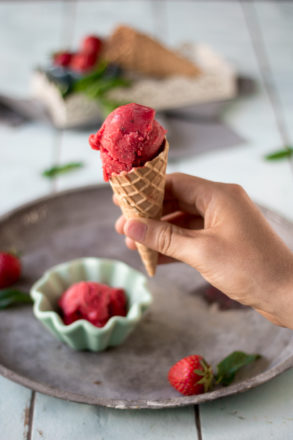 Rezept für ein erfrischendes Erdbeer-Minz-Sorbet mit und ohne Eismaschine. Perfekt für den Sommer