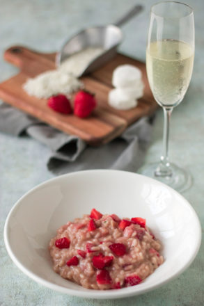Rezept für Erdbeerrisotto: Eine leckere Variante des italienischen Klassikers Risotto mit süßen Erdbeeren und Ziegenkäse.