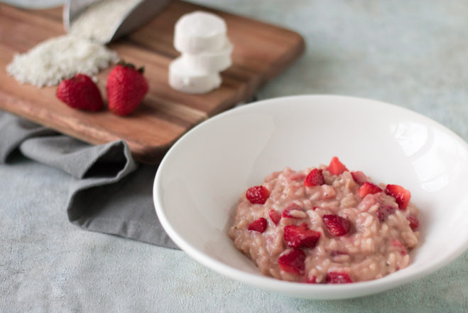 Rezept für Erdbeerrisotto: Eine leckere Variante des italienischen Klassikers Risotto mit süßen Erdbeeren und Ziegenkäse.