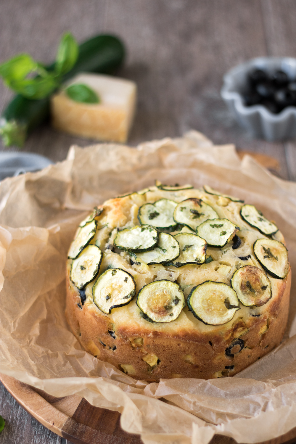 Herzhafter Kuchen mit Zucchini und Oliven – „torta salata“ als ...