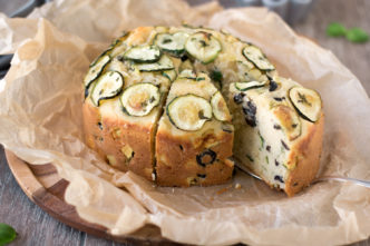 Rezept für einen einfachen herzhaften Kuchen mit Oliven und Zucchini für Picknick. Perfekt als Resteessen.