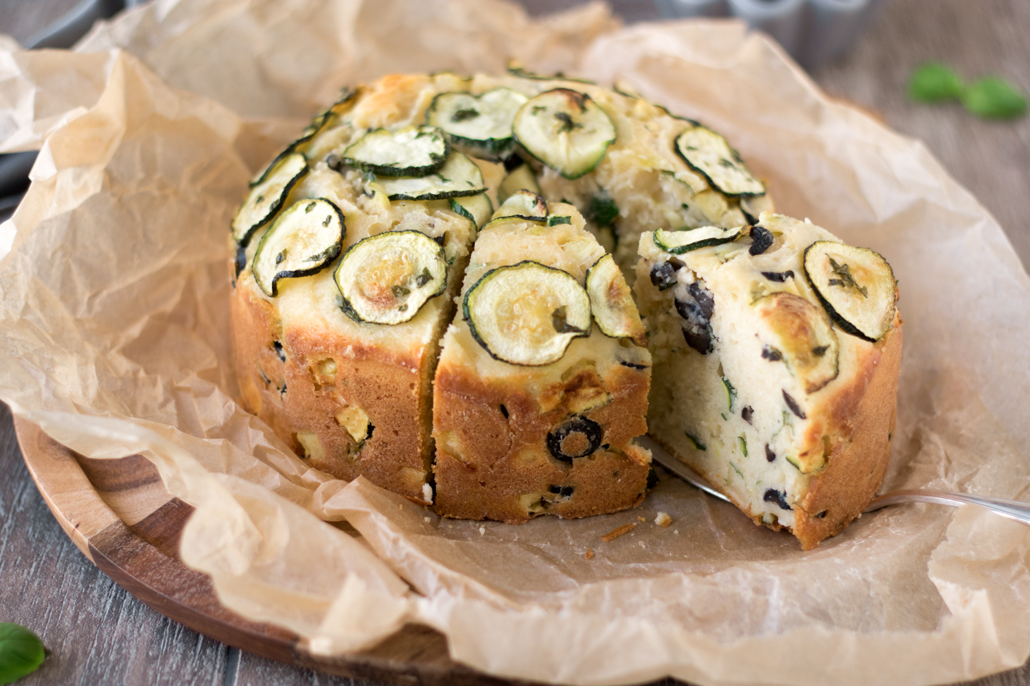 Herzhafter Kuchen mit Zucchini und Oliven – „torta salata“ als ...