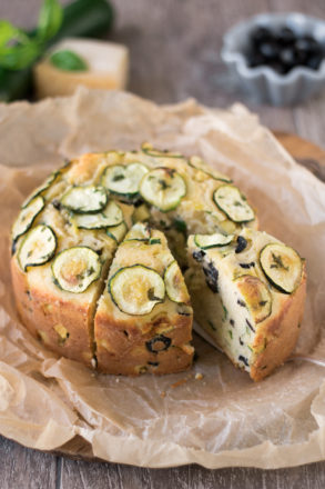 Rezept für einen einfachen herzhaften Kuchen mit Oliven und Zucchini für Picknick. Perfekt als Resteessen.