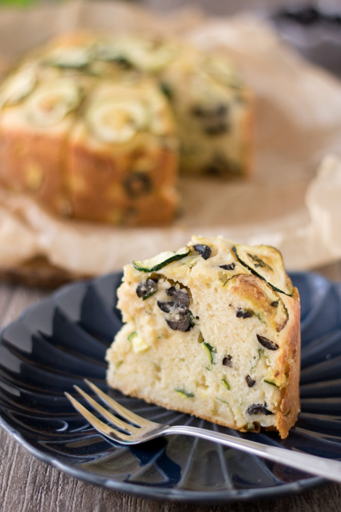 Herzhafter Kuchen mit Zucchini und Oliven – „torta salata“ als ...
