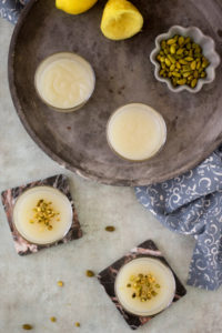 Rezept für Gelo di limone, ein Dessert aus Sizilien, eine Art Pudding mit Zitrone ohne Ei und Gelatine, komplett vegan, erfrischend und ideal für den Sommer