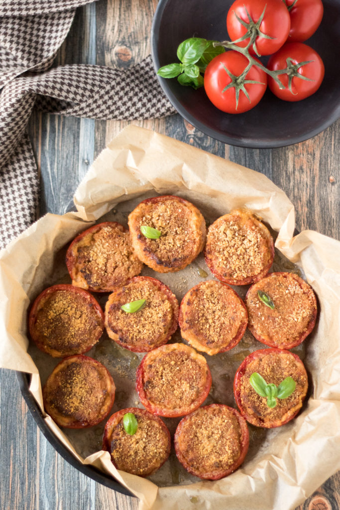 Gratinierte Tomaten -eine leckere, vegetarische Beilage (z.B. zum Grillen)